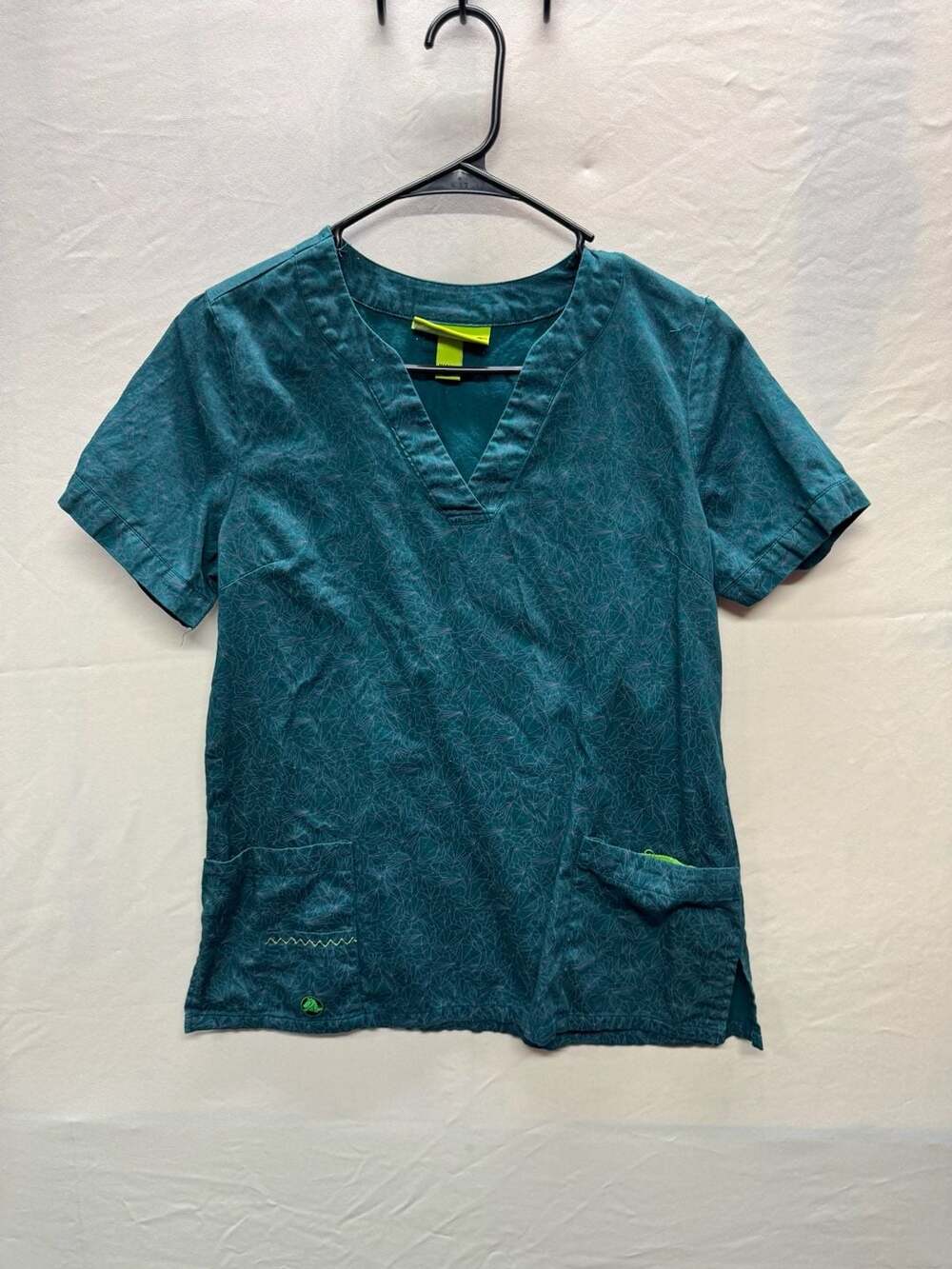 Crocs Medical Apparel Women's Geometric Pattern V-Neck Short Sleeve Scrub Top
